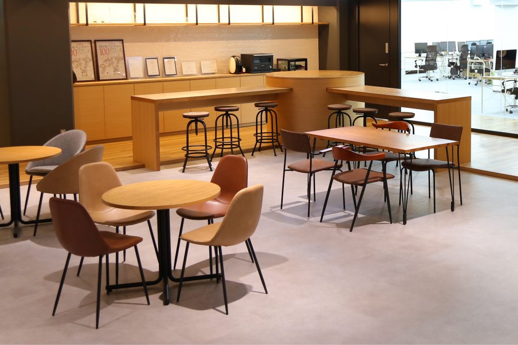最新オフィスには欠かせない！カフェスペースの効果とおすすめ家具のご紹介♪の画像